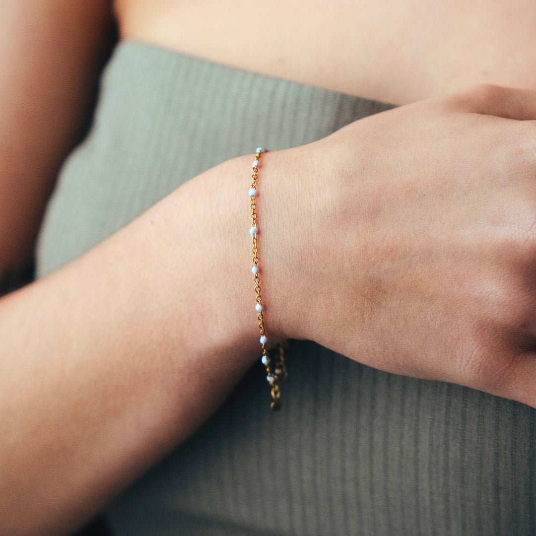 Bracelet Chaîne En Plaqué Or 18 Carats Avec Perles Blanches Et Cylindres Dorés - Marque Tata Gisèle