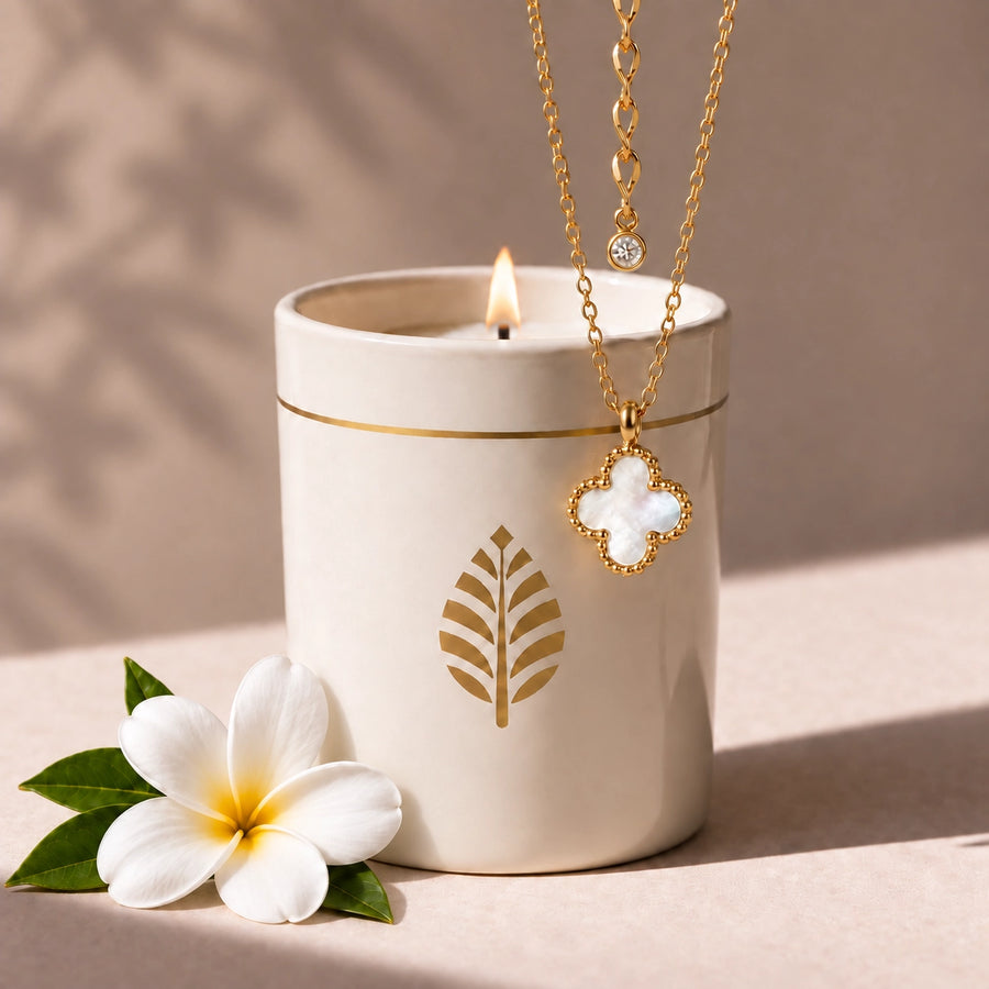 Bougie-Bijou Céramique Blanche - Monoï - Collier Fleur Nacre Blanche et Cristal Swarovski