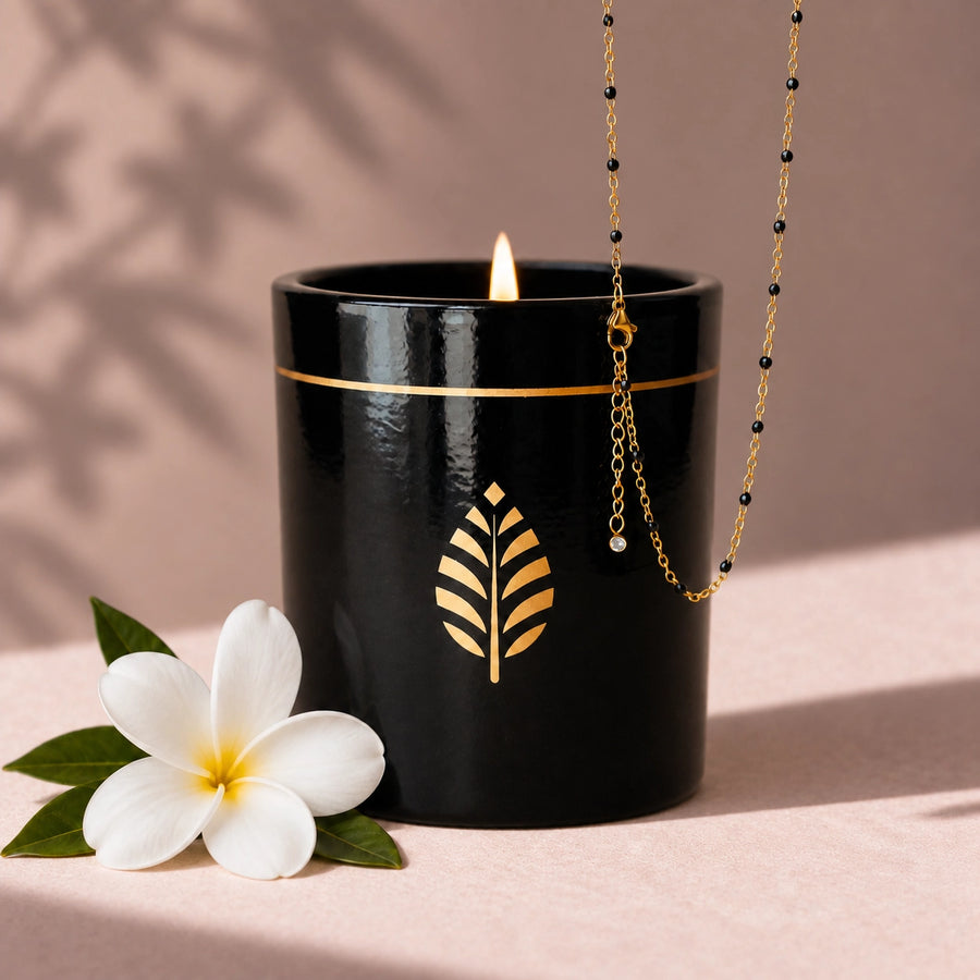 Bougie-Bijou Céramique Noire - Monoï - Collier Perles Noires avec Cristal Swarovski