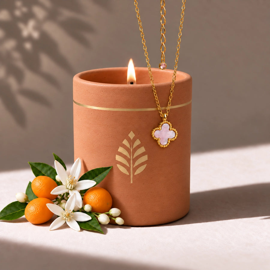Bougie-Bijou Céramique Terra Cotta - Fleur d’Oranger - Collier Fleur Nacre Rose et Cristal Swarovski