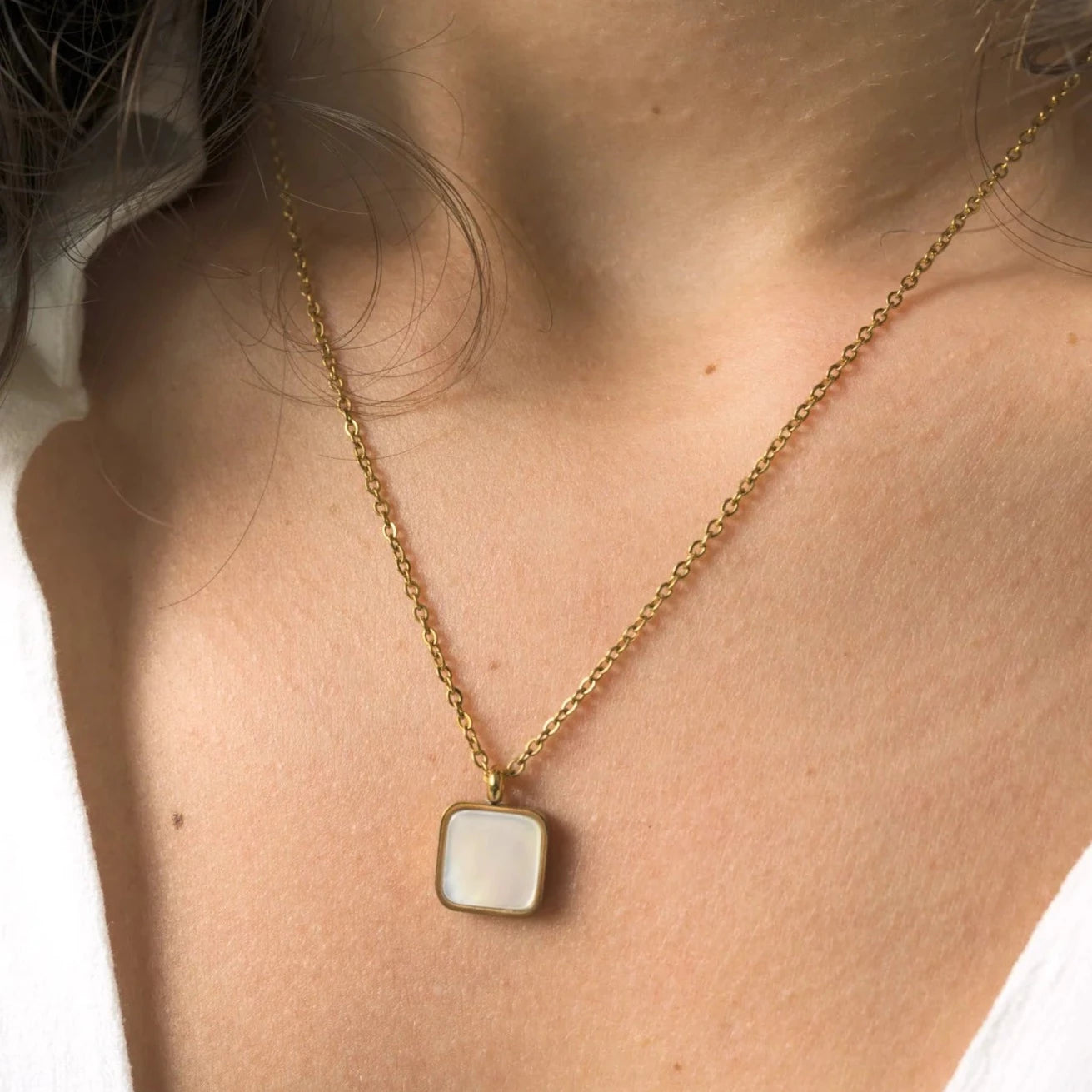 Pot Céramique Fleur de Thé Collier Pierre Blanche Nacrée avec Cristal Swarovski