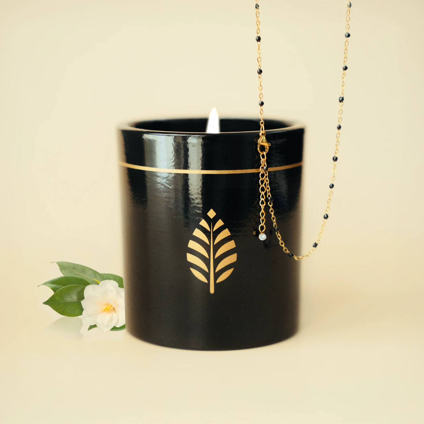 Bougie Bijou Noire, Fleur de Thé, Collier Perles Noires Cristal Swarovski